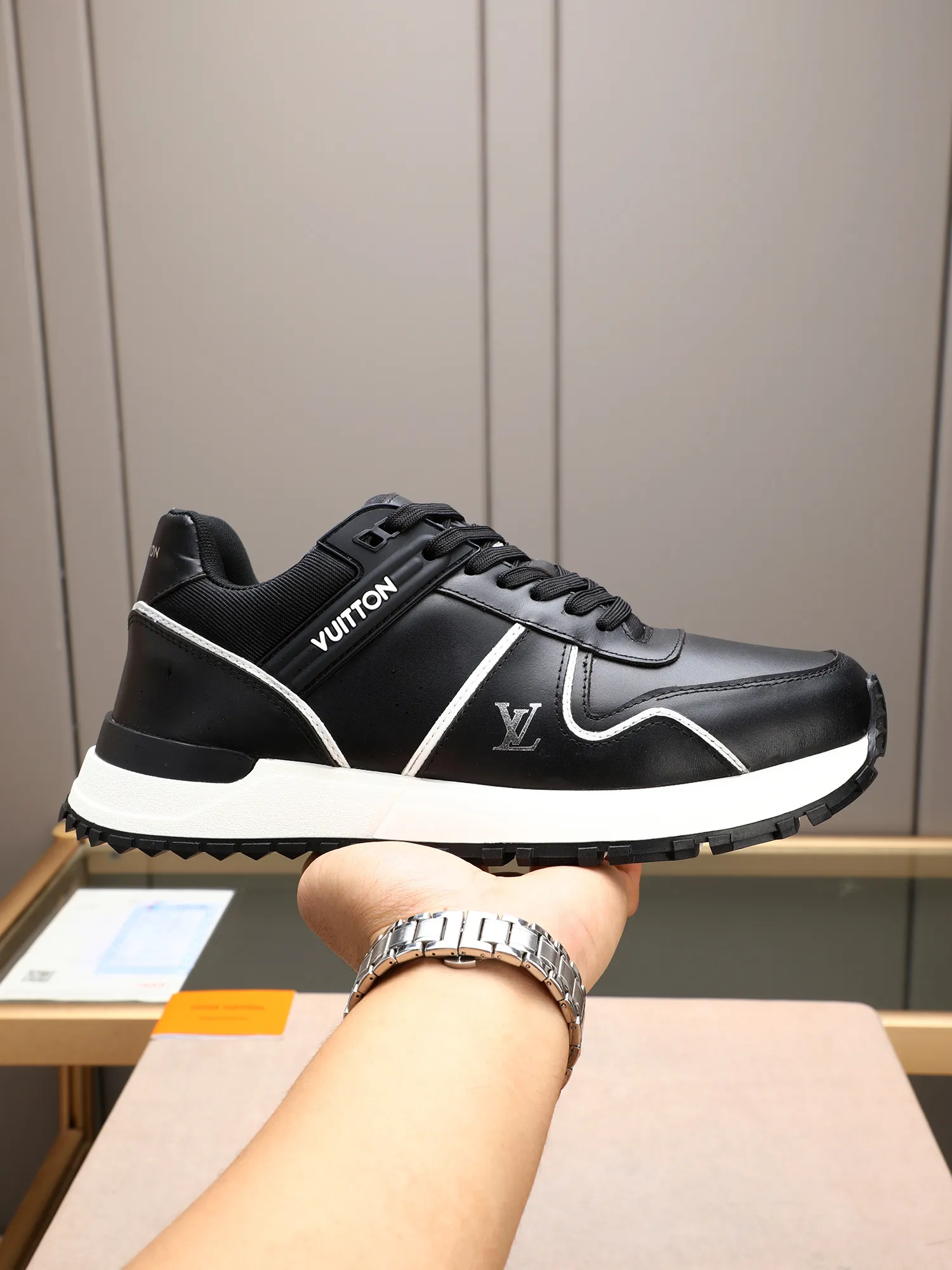 Men's Shoes 💰660 L The Run Away Maxi sneaker debuts in the 2025 collection and continues the iconic design of the Run Away sneaker. The smooth cowhide leather upper features contrasting LV lettering and Vuitton logos, and a lightweight rubber wedge outsole evokes running shoe construction. High level of comfort. Looks good, wears well and matches well. Worth buying! 7 color selection size: 39-44 (45 customized)